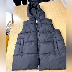 Sleeveless black puffer vest
